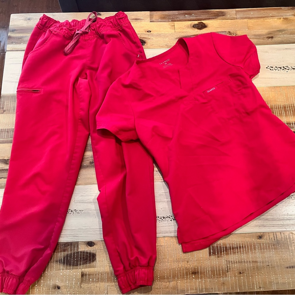 Jaanuu Scrub Set